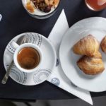 Caffè e sfogliatelle serviti al tavolo Mignon in stazione Termini