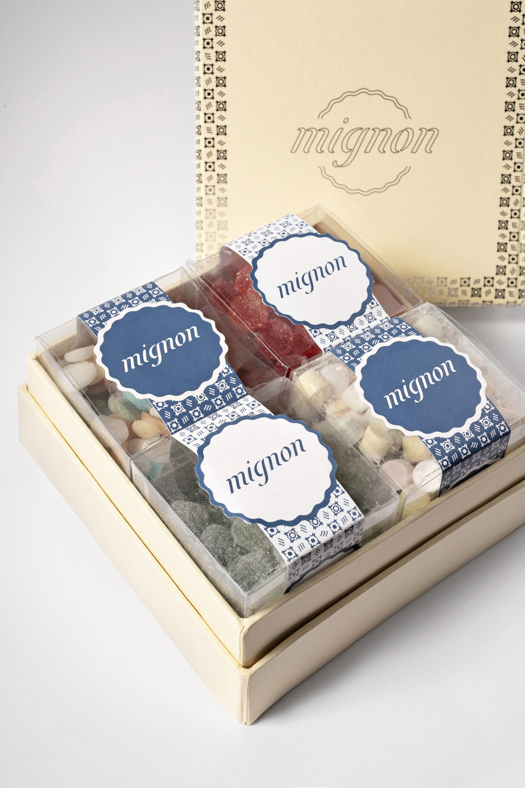 luxury-box-alta-gialla-aperta-caramelle-gift-mignon-2